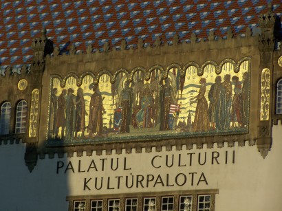A marosvásárhelyi kultúrpalota homlokzata. Kétnyelvű felirat, magyar témájú mozaik („Hódolat Hungáriának”)