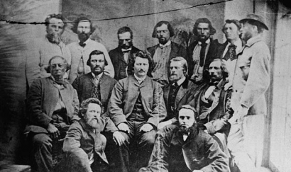 A métis ideiglenes kormány 1870-ben. Középen a hősként tisztelt vezető, Louis Riel.
