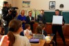 A miniszteri biztos készségfejlesztő játékcsomagokat ad át a magyar nyelvet választott idegen nyelvként oktató ukrán tannyelvű, ungvári 2. sz. középiskolában.