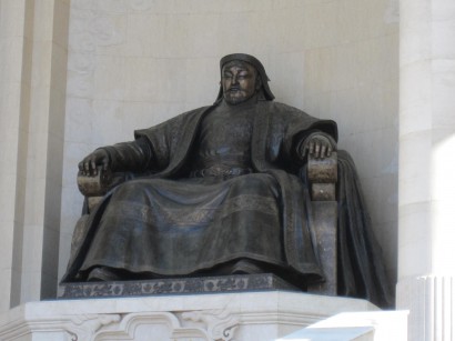 A mongol parlament épülete előtti Dzsingisz kán szobor közelről