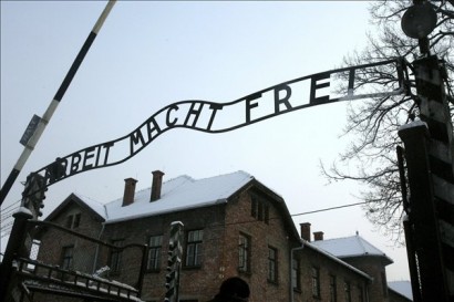 „A munka szabaddá tesz” felirat az egykori auschwitzi náci haláltábor főkapuján