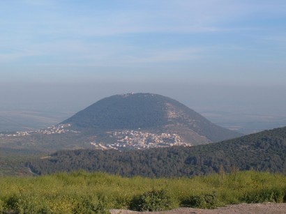 A Tábor-hegy Názáret felől nézve