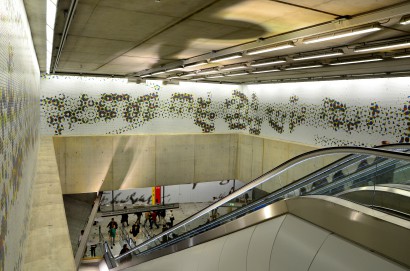 A négyes metrő Kálvin téri állomása Kodály Psalmus Hungaricusának kottájával