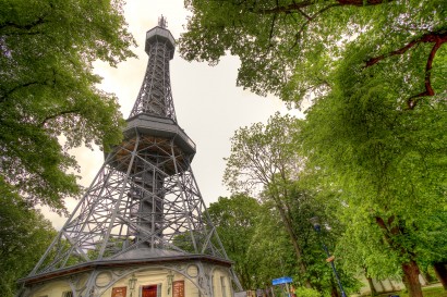 A Petřín jellegzetes épülete az Eiffel-toronyra hajazó kilátótorony