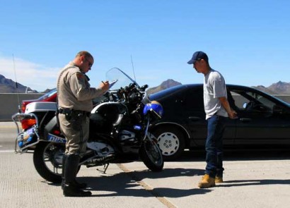 A policeman serving a ticket. Ez már majdnem servicing, de olyan képet nem akartunk.