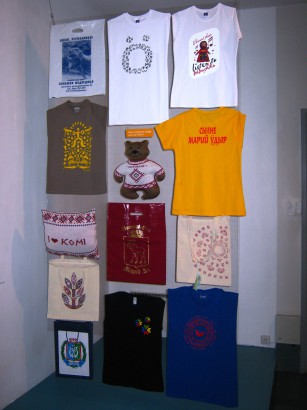 A pólók és (reklám)táskák fala
