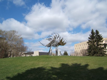 A prérityúk szobra a Calgary Egyetem kampuszán