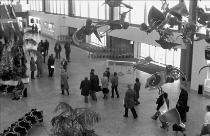 A reptér egy korábbi büszke pillanata: átadták a Ferihegy II. terminált 1985 októberében. Az MTI korabeli tudósítása szerint "a most átadott repülőtér Európa egyik legkorszerűbb repülőterének számít"