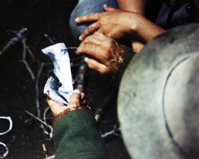 A sámán kezében egy megégetett juhlapocka, amiből a juh gazdája számára jósolni lehet