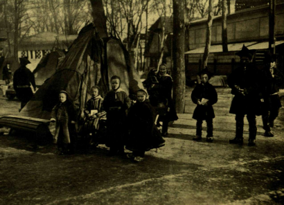 A sátor előtt (Balogh Rudolf felvétele)