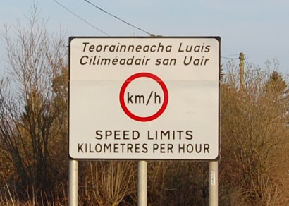 A sebességhkorlátozás km/órában van jelölve