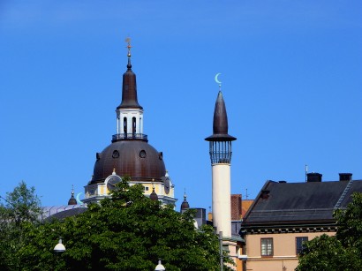 A stockholmi Katarina-templom kupolája és a mecset minaretje