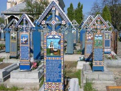 A szaploncai vidám temető. Szimák Zoltán saját végső nyughelyeként szintén egy „barátságos kis helyet” szemelt ki Szakolcában