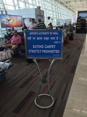 A szőnyeget enni szigorúan tilos! – figyelmeztet az indiai repülőtérfelügyelet