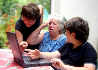 Волонтер компьютер. Пожилые люди и интернет. Общение в социальных сетях. Общение в интернете. Гаджеты для пожилых людей.