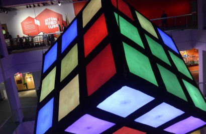 A Túl a Rubik-kockán című kiállítás megnyitója