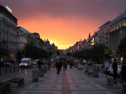 A Václavské náměstí (Vencel tér) inkább sugárútra emlékeztet