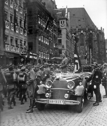 A vérglobogó Hitler kocsijában – Berlin, 1935