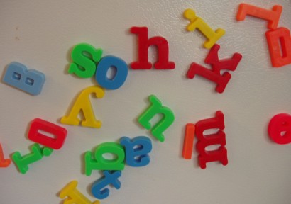 Ábécés hűtőmágneskészlet. Megfelelő színűek a betűk? 