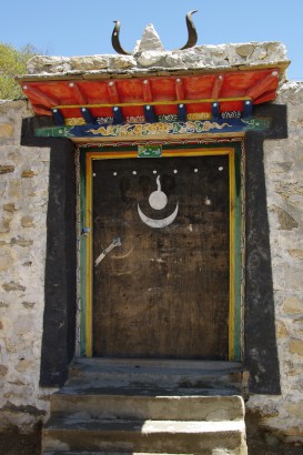 Ajtó Tibetben, Tibetre – bon szimbólumokkal