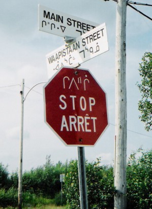 Angol, francia és cree (kri) nyelvű közlekedési és utcanévtáblák Mistissiniben (Québec)