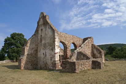 Árpád-kori templom romjai (Kővágó)örsön