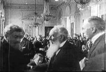 Az 1920. június 4-i trianoni békeszerződés az élet minden területén új határokat jelölt ki – Kárpátalja lakóinak is (A képen középen Apponyi Albert)