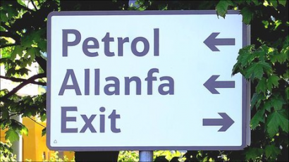 Az angol Exit felirat jobbra mutat, a walesi Allanfa pedig balra.