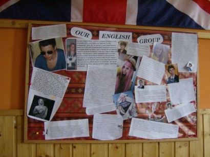 Az angolcsoport bemutatkozó tablója egy gimnáziumban, közvetlenül a brit lobogó alatt