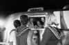 Az Apollo 11 űrhajósai a karanténkocsiból üdvözlik feleségeiket