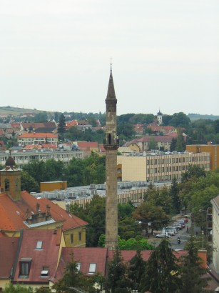 Az egri minaret, a háttérben a rác templom, mögötte a Rác hóstya