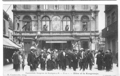 Az első Eszperantó Világkongresszus kijáratánál készült felvétel, 1905