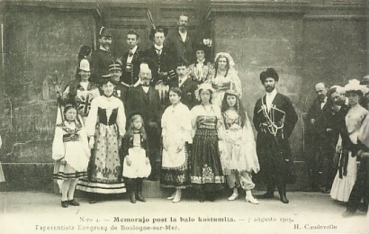 Az első eszperantó világkongresszuson készült kép, nemzeti viseletbe öltözött résztvevőkkel. A második sor közepén személyesen Zamenhof – 1905. augusztus 7.