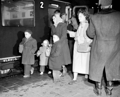 Az emigráció az első romanid nyelvkönyv megjelenése után, a forradalom leverését követően csak tovább nőtt: a képen magyar emigránsok érkeznek Utrechtbe 1956. november 14-én