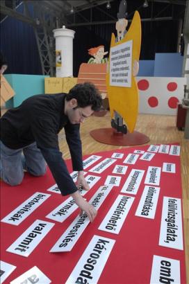Az értelmi fogyatékosok szövegértési nehézségeit demonstráló szókirakót játszik egy animátor