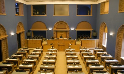 Az észt parlament ülésterme. A dolgozatok már az asztalon vannak