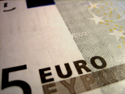Az eurozónában mindenki latin betűs írást használ, a görögöket kivéve. Miattuk kell két írásrendszerben is felírni a pénznemet a bankjegyekre.