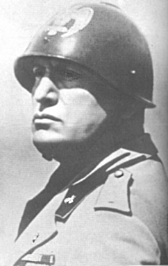 Az igazi férfi, az igazi vezető – Mussolini, a Duce – csak néz...