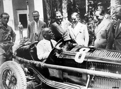 Az igazi férfi, az igazi vezető – Mussolini, a Duce – mindenhez ért. Akár autót is vezet.