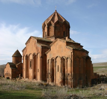 Az örmény nyelv említést érdemelne