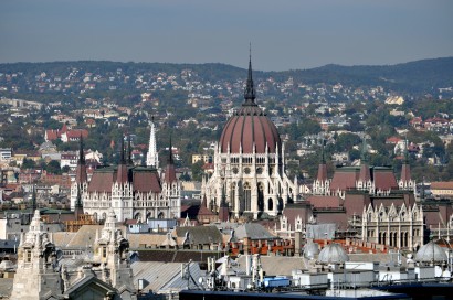 Az országház a bazilika tetejéről nézve