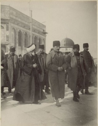 Az Oszmán Birodalmat az első világháborúban ténylegesen irányító pasák közül kettő, Enver és Dzsemál 1916-ban Jeruzsálemben