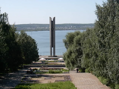 Az udmurt--orosz barátság emlékműve az izsevszki víztározó felett
