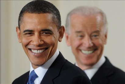 Barack Obama az egészségügyi reform aláírásakor (Washington, 2010. március 23.) Háttérben: Joe Biden alelnök.
