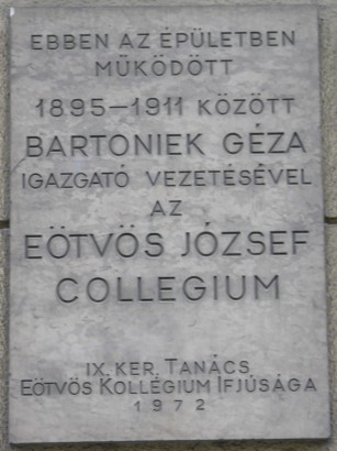 Bartoniek emléktáblája Pesten, az Eötvös Kollégium első épületén