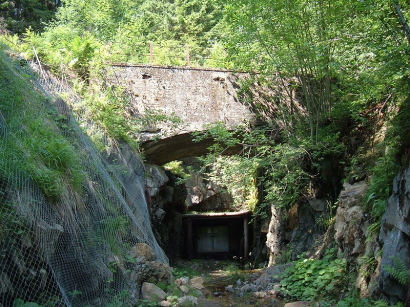 Bastnäsi bánya bejárata. Tudománytörténeti jelentősége aligha fedezhető fel az arra járó számára.