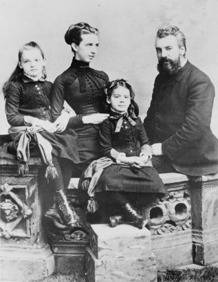 Bell családja: felesége, Mabel Gardiner Hubbard és gyermekei, Elsie (balra) és Marian. A kép 1885-ben készült.