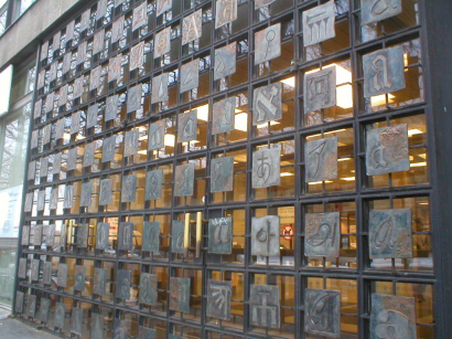 „Betűszőnyeg” a berlini könyvtár bejáratánál