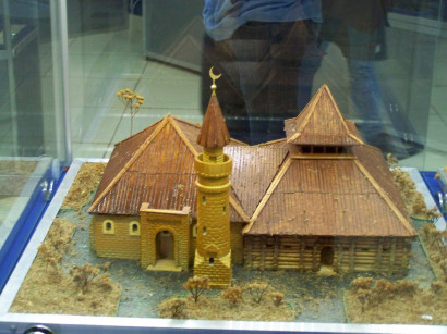 A biljari félig fából, félig kőből épült mecset makettje a múzeumban
