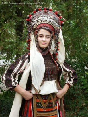 Bolgár menyasszony érmékkel díszített, felfelé szélesedő fejdísszel
